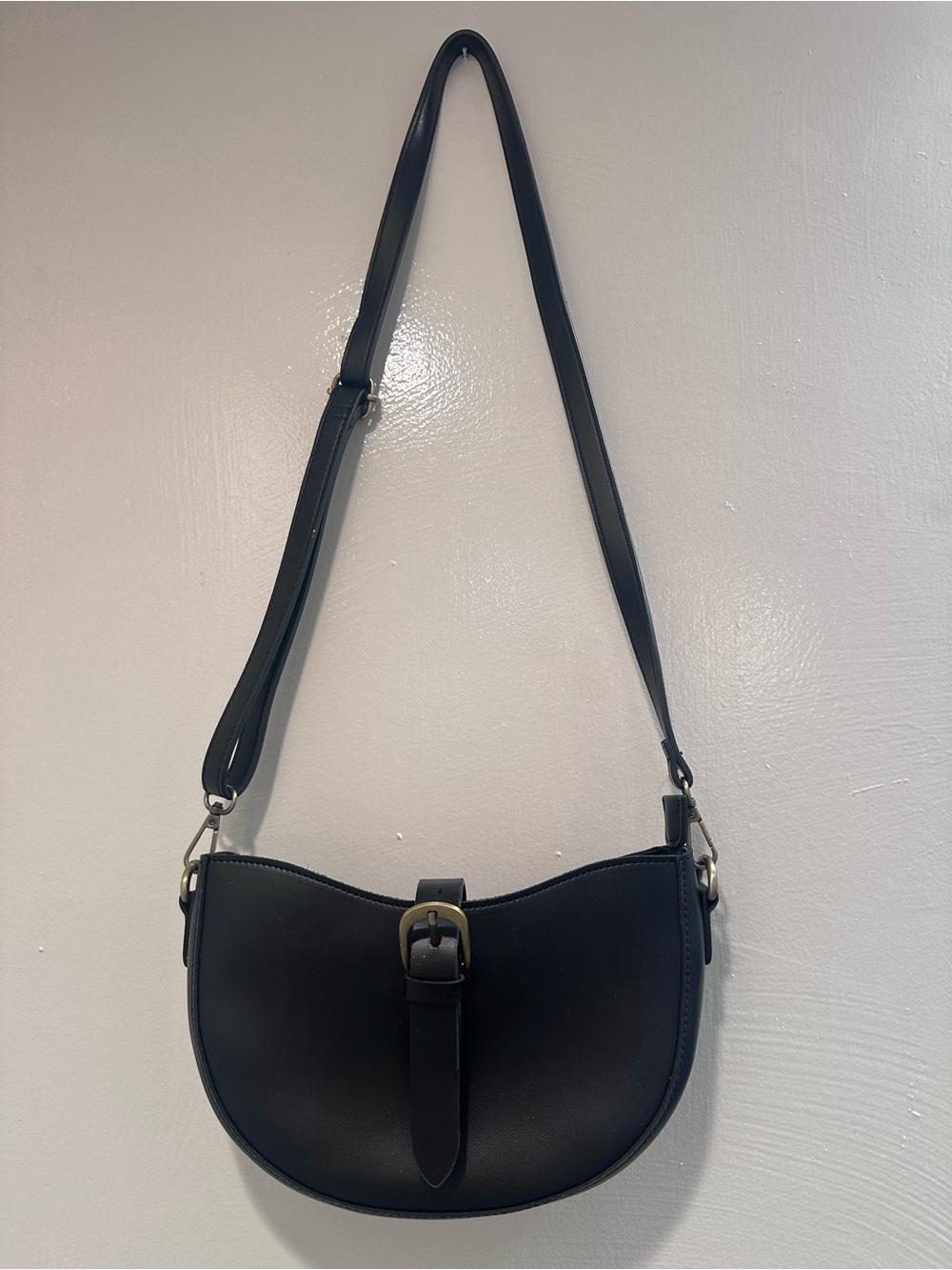 Classic Black Crescent Crossbody Bag - Minimalist Style